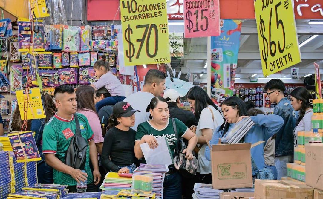 Personas de entidades cercanas a la capital del país llegaron a comprar útiles a la calle de Mesones al considerar el extenso surtido y los precios.