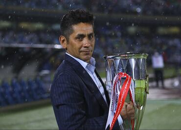 Jorge Campos defiende a Dani Alves; no es culpable de crisis de Pumas