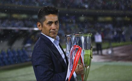 Jorge Campos defiende a Dani Alves; no es culpable de crisis de Pumas