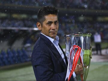 Jorge Campos defiende a Dani Alves; no es culpable de crisis de Pumas