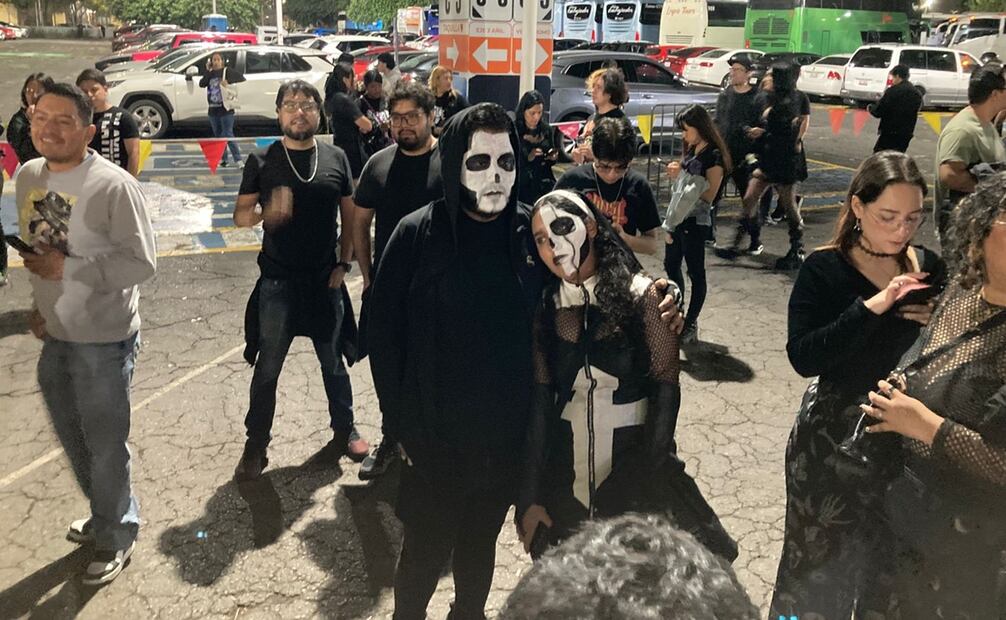 Los fans que llegaron desde temprano comenzaron a dispersarse tras el anuncio de la cancelación. Foto: Germán Ortega.