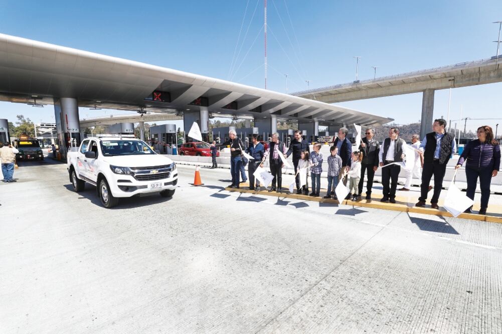 Las casetas de cobro rehabilitadas en la autopista México-Cuernavaca, en Tlalpan, fueron inauguradas ayer. (GERMÁN GARCÍA. EL UNIVERSAL)