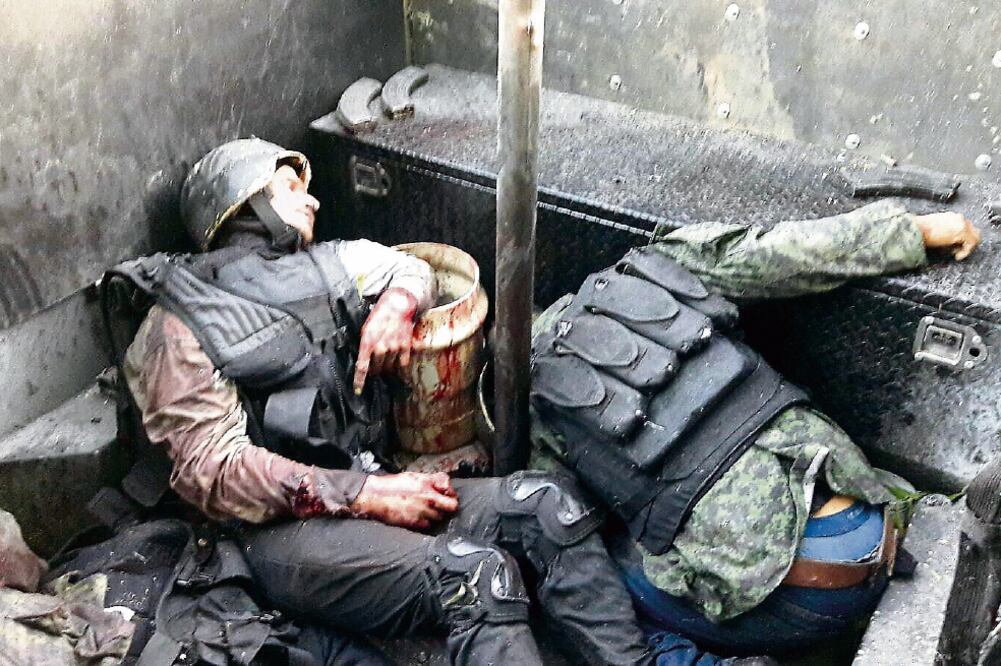 Dos grupos rivales se enfrentaron en Guamúchil, con saldo de seis muertos, los cuales vestían ropa tipo militar, portaban chalecos antibalas y cascos. (CORTESÍA DE LÍNEA DIRECTA PORTAL)