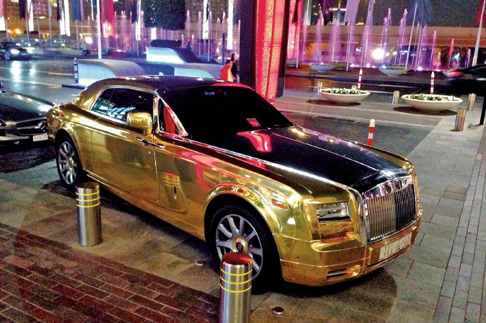 En los aparadores del Mall de Dubai ofrecen celulares, zapatos y autos bañados en oro, calzado con diamantes y muebles con piedras preciosas (FRANCISCO RESÉNDIZ. EL UNIVERSAL)