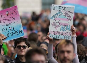 Miles expresan apoyo a personas transgénero en Londres, tras fallo de la Corte sobre definición de mujer; exigen "liberación trans"