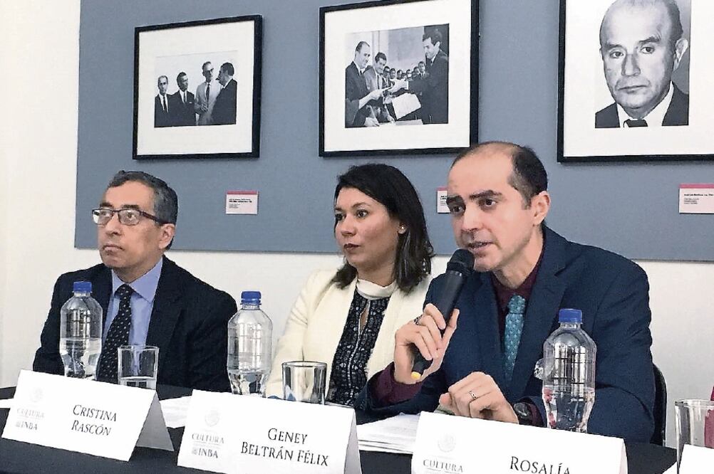 Geney Beltrán (der.) acompañado de Héctor Orestes Aguilar y Cristina Rascón (CORTESÍA LITERATURA DEL INBA)