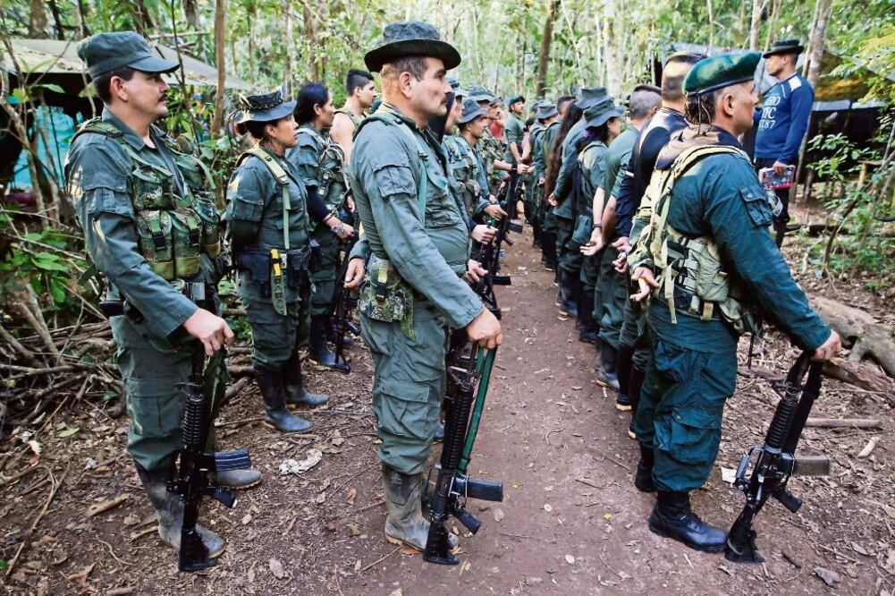 Guerrilleros del Bloque Sur de las FARC reciben instrucciones en los alrededores a donde se celebra la Décima Conferencia Nacional Guerrillera, en El Diamante. (MAURICIO DUEÑAS CASTAÑEDA. EFE)