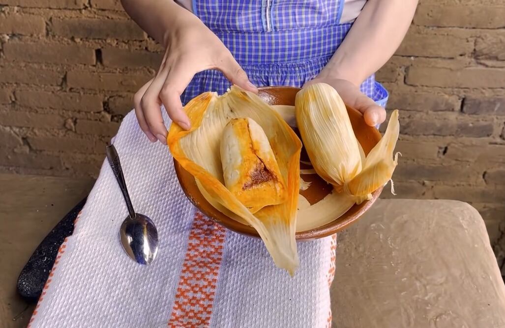 Quítate el frío con unos ricos tamales de maíz quebrado / Foto: Canal de YouTube "La Cocina en el Rancho"