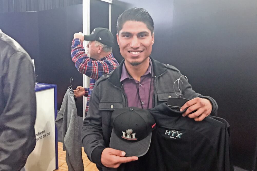 El pugilista adqurió varios productos del futbol americano. (ARIEL VELÁZQUEZ. EL UNIVERSAL)