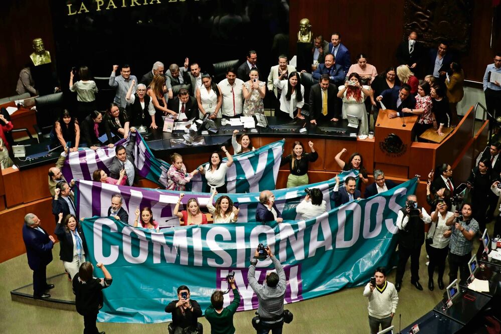 Imagen del jueves pasado, cuando senadores de oposición tomaron la tribuna del Senado para exigir que se eligiera a los comisionados faltantes del INAI.