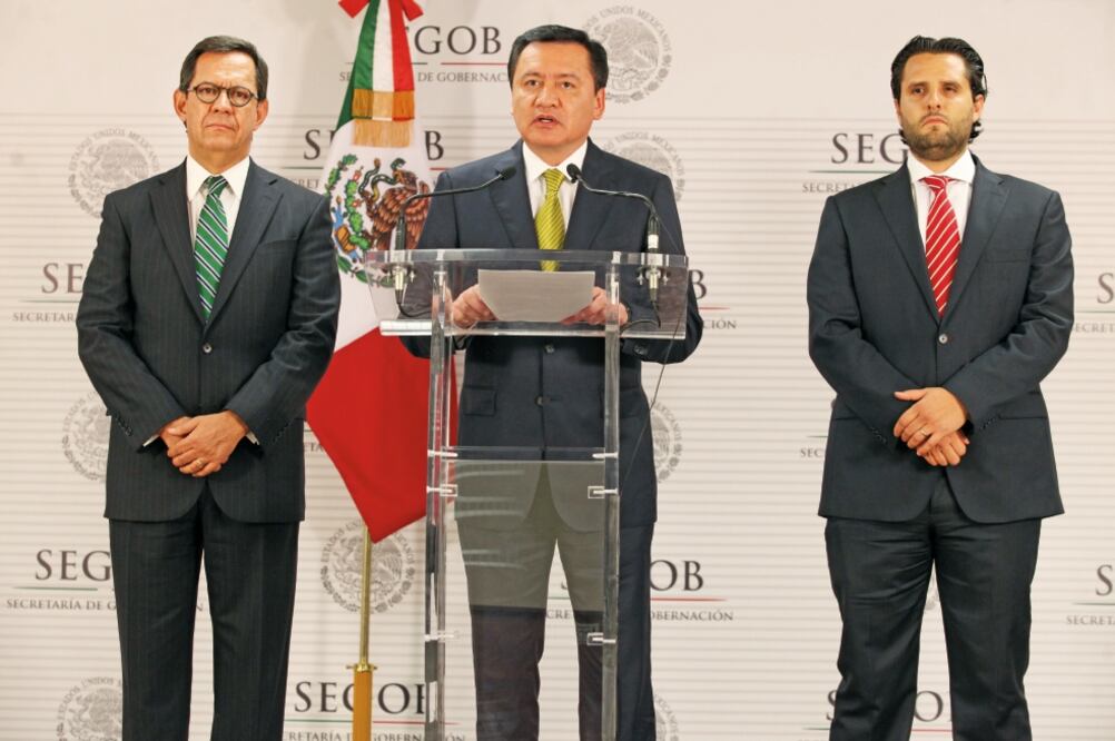 Roberto Campa Cifrián, subsecretario de Derechos Humanos de la Secretaría de Gobernación, Miguel Ángel Osorio Chong, secretario de Gobernación, y su coordinador de asesores, Guillermo Lerdo de Tejada (VALENTE ROSAS. EL UNIVERSAL)