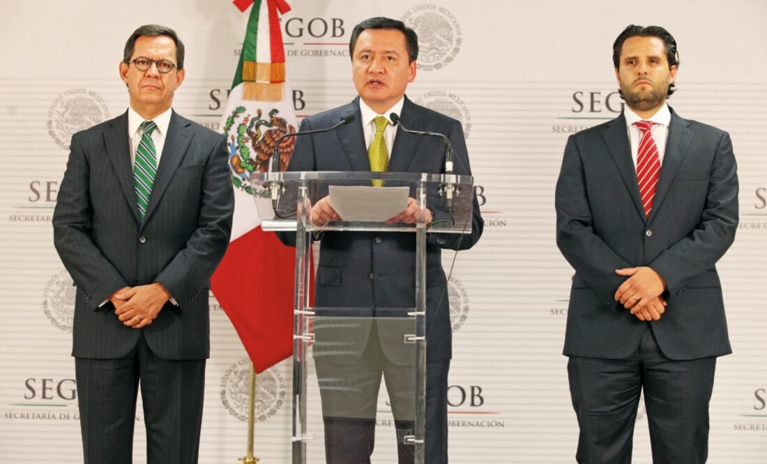 Roberto Campa Cifrián, subsecretario de Derechos Humanos de la Secretaría de Gobernación, Miguel Ángel Osorio Chong, secretario de Gobernación, y su coordinador de asesores, Guillermo Lerdo de Tejada (VALENTE ROSAS. EL UNIVERSAL)