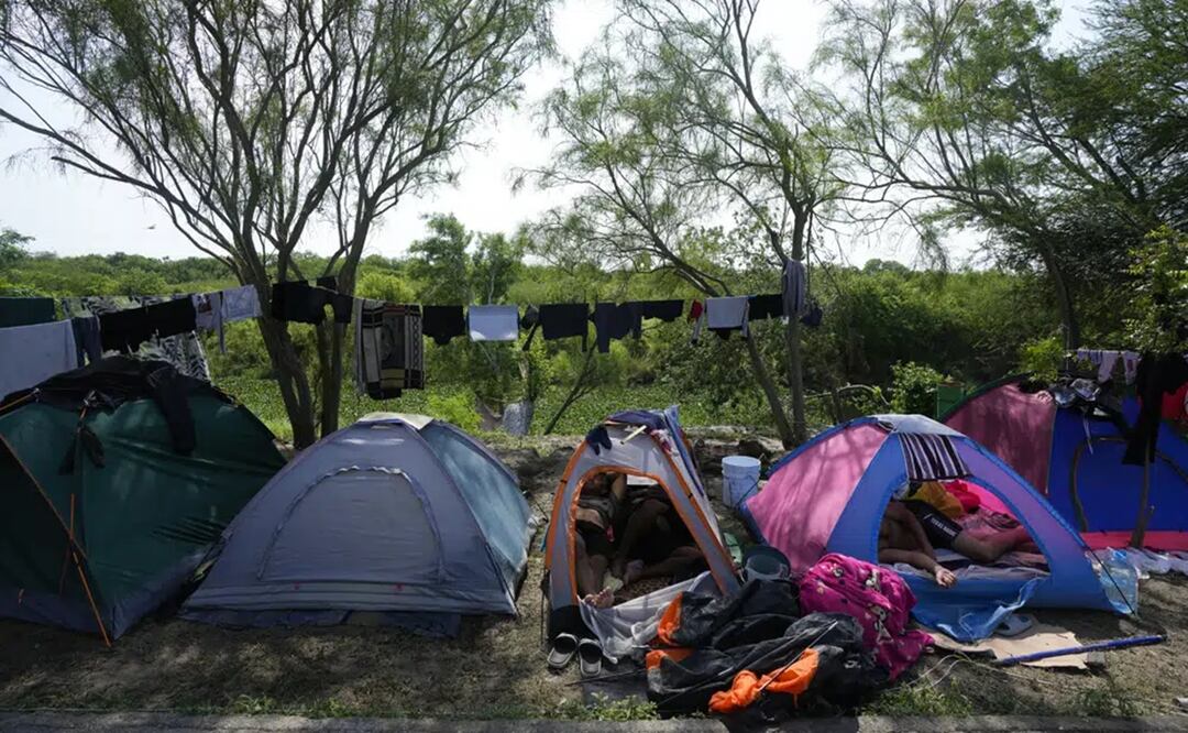 Migrantes venezolanos acampan a la orilla del río Bravo, el domingo 14 de mayo de 2023, en Matamoros, México. Foto: AP