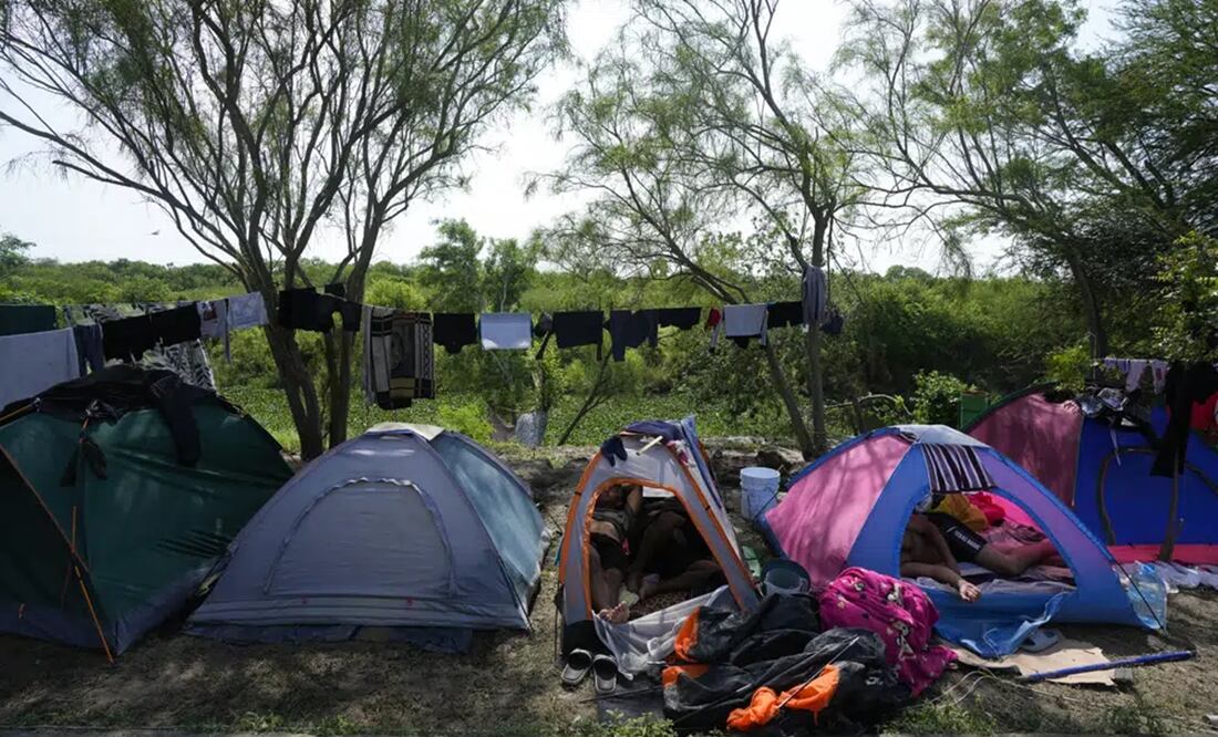 Migrantes venezolanos acampan a la orilla del río Bravo, el domingo 14 de mayo de 2023, en Matamoros, México. Foto: AP