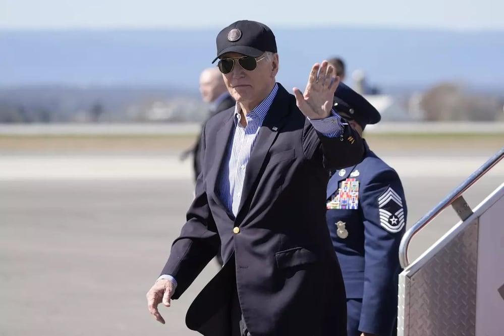 El mandatario estadounidense Joe Biden saluda al bajar del avión presidencial, en Hagerstown, Maryland. Foto: AP