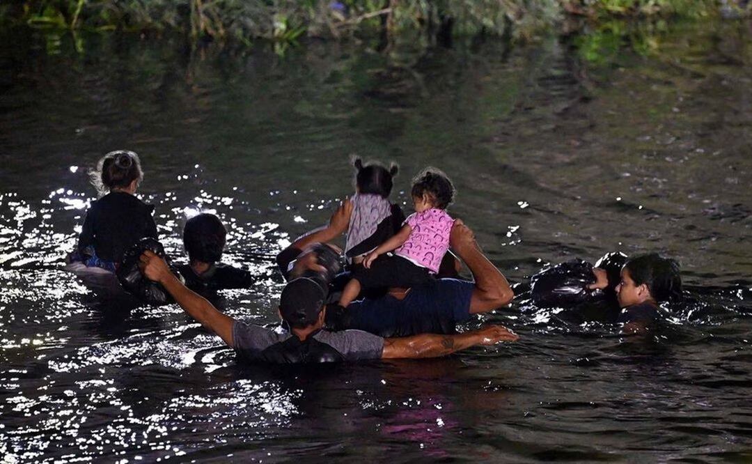 Agentes de Texas han recibido la orden de empujar a niños migrantes de regreso al Río Bravo, revelan. Foto: AFP