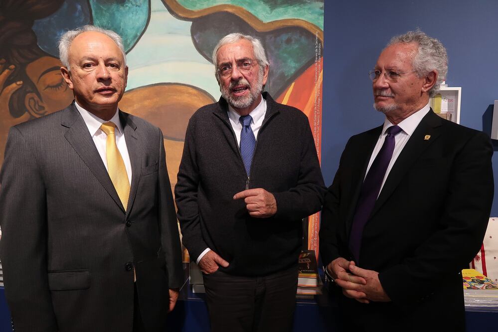 El rector de la Universidad Nacional Autónoma de México, Enrique Graue (centro), concluyó ayer en París una gira de trabajo. En la imagen posa en París con dos integrantes de su delegación (DAVID DEL RÍO. NOTIMEX)