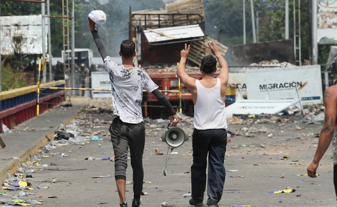 Venezolanos gritan a miembros de la Guardia Nacional Bolivariana que se encuentran en el lado venezolano del puente Francisco de Paula Santander (Foto: EFE)