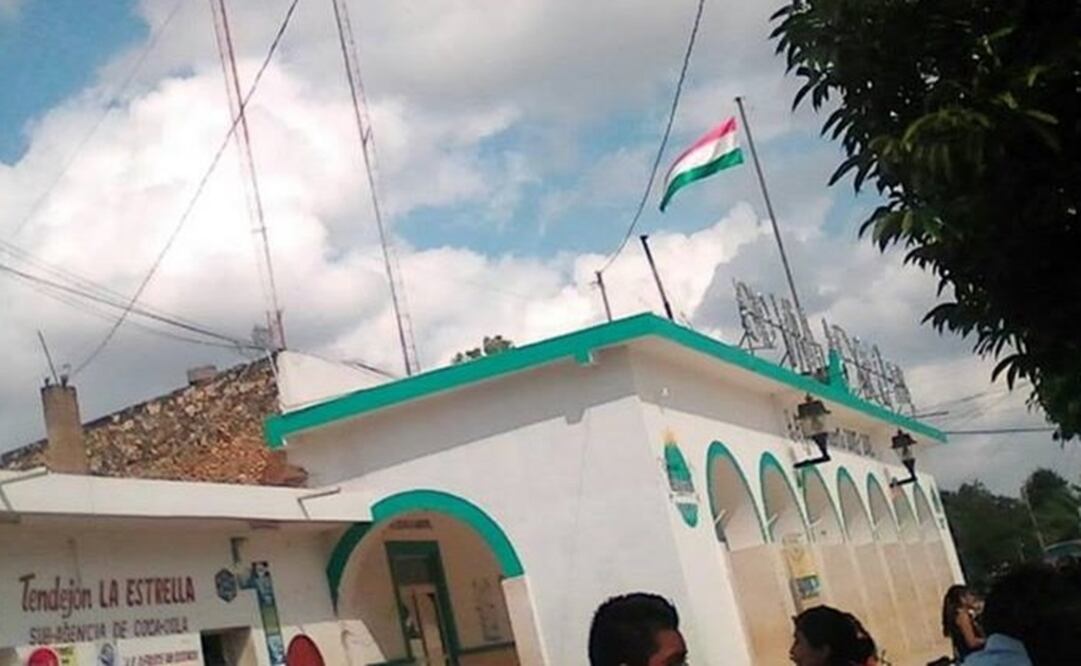 La bandera de Hungria en el palacio municipal de Tahdziú, municipio del sur de Yucatán. FOTO: difundida por Bernardo Caamal en redes sociales
