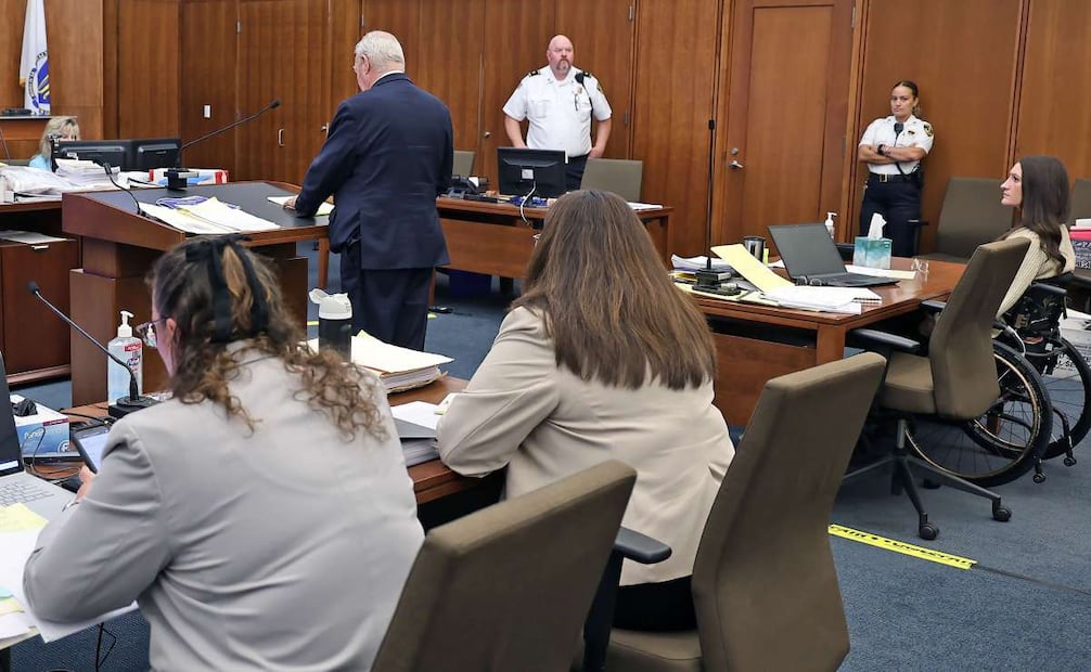 Juicio de Lindsay Clancy, ella se observa en la esquina derecha. (26/08/26) Foto: AP