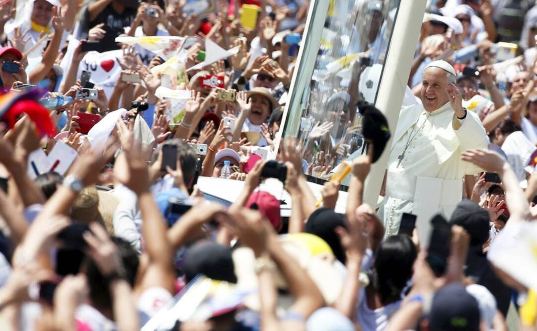 Ante más de 600 mil personas y bajo un intenso sol, que elevó la temperatura hasta los 40 grados, Francisco aseguró que la familia es el “hospital más cercano” Foto: Reuters