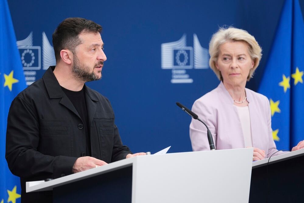 El presidente ucraniano, Volodimir Zelensky, y la presidenta de la Comisión Europea, Ursula von der Leyen, en conferencia de prensa, en Bruselas. FOTO: AP