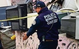 Macabro hallazgo en Tlalnepantla: Dejan cadáver maniatado entre la banqueta y un vehículo
