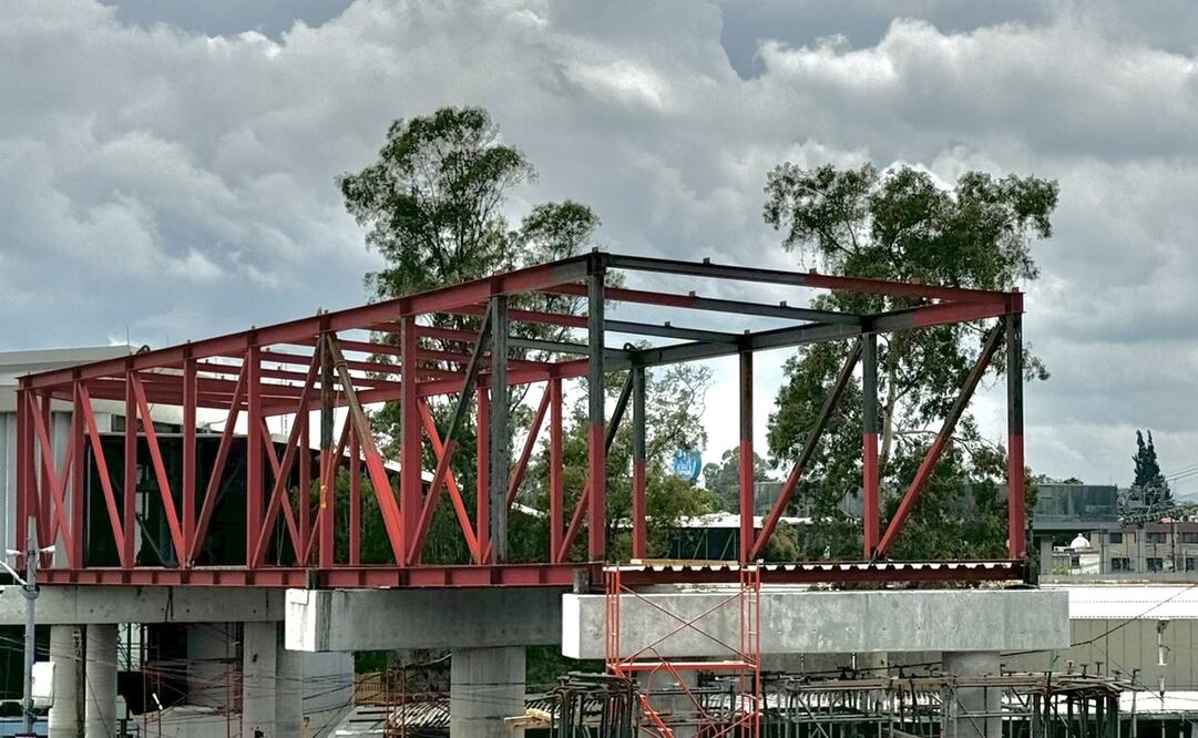 se montó la estructura de la pasarela que conectará a la L1 del Cablebús con el Metrobús y Mexibús. Foto: Tomada de la cuenta de X de @andreslajous