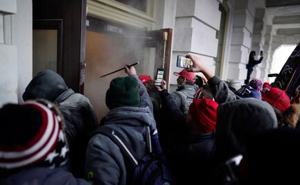 Seguidores de Trump destruyen equipos de medios: "Son el enemigo del pueblo", señalan