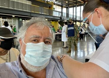 Alejandro Encinas recibe vacuna contra el Covid-19 en Ciudad Universitaria