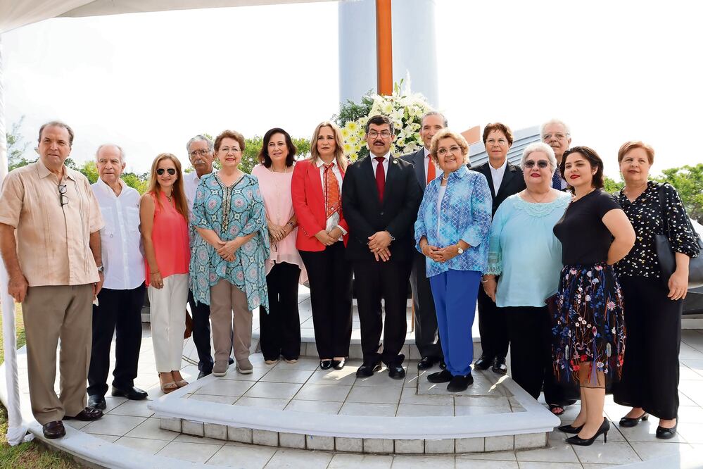 El rector Anaya Alvarado encabeza guardia de honor en la rotonda de los fundadores de la UAT.