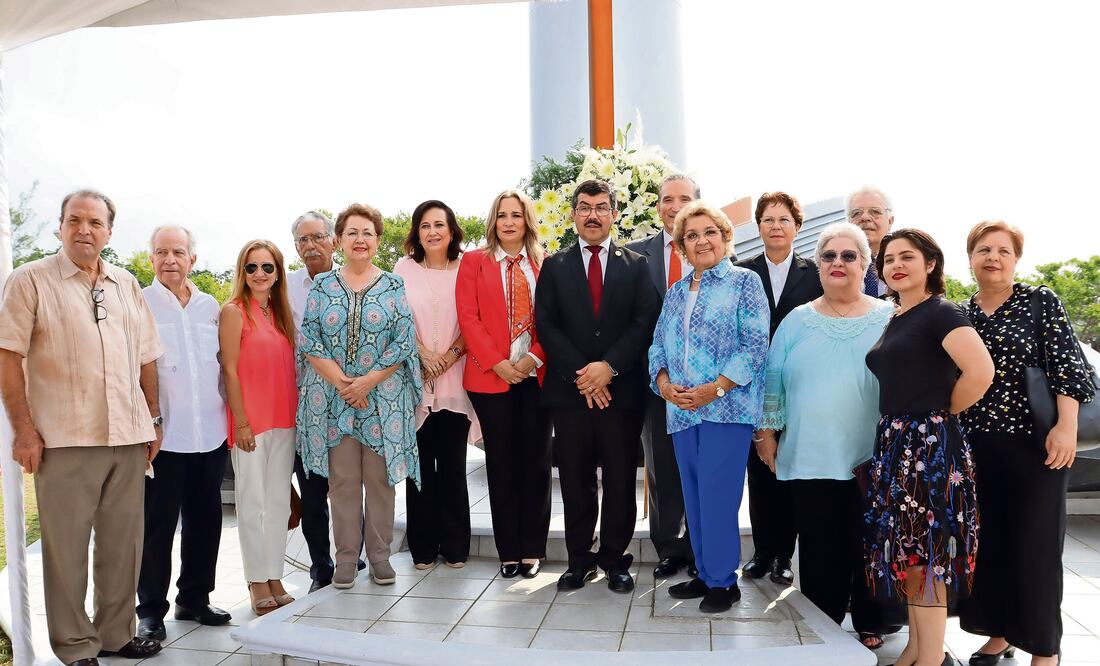 El rector Anaya Alvarado encabeza guardia de honor en la rotonda de los fundadores de la UAT.