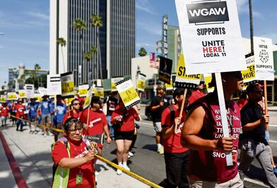 Huelga deja a Netflix con retrasos en rodajes y menor gasto