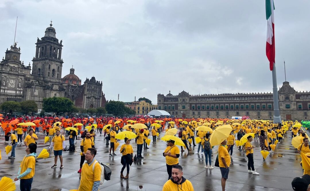 CDMX va por récord de bandera LGBTTTIQ+ más grande; Zócalo se llena de color y baile. Foto: Rafael García