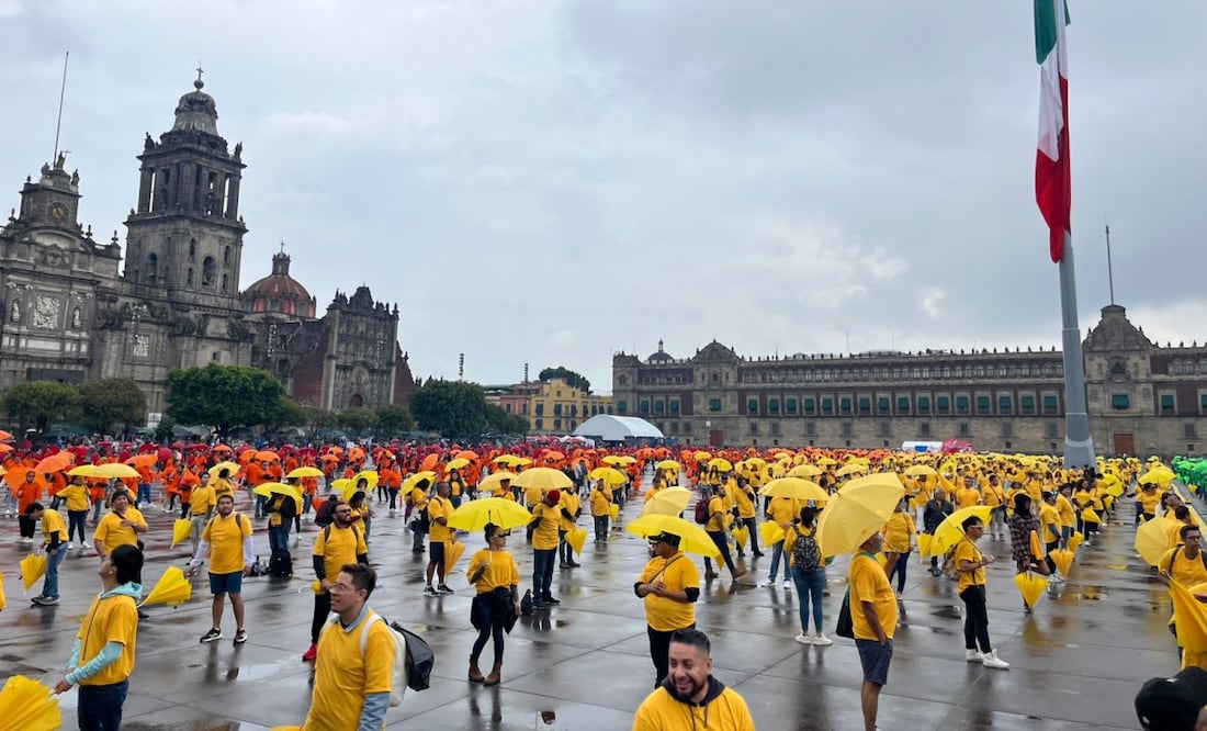 CDMX va por récord de bandera LGBTTTIQ+ más grande; Zócalo se llena de color y baile. Foto: Rafael García