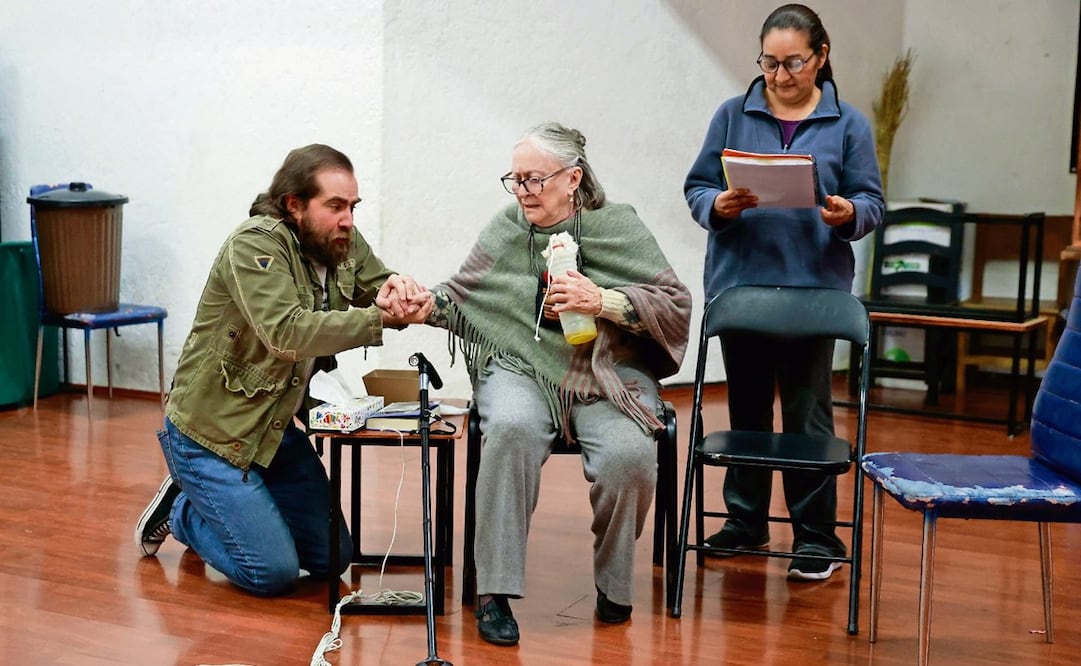 Comparte escena con Fernando Canek, quien interpreta al hijo de su personaje, Carlos. Él entabla un diálogo amoroso con ella, en donde afloran los recuerdos.               Foto: Fernanda Rojas/ El Universal.