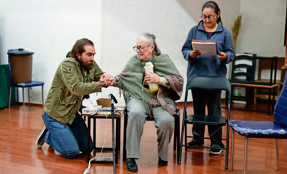 Comparte escena con Fernando Canek, quien interpreta al hijo de su personaje, Carlos. Él entabla un diálogo amoroso con ella, en donde afloran los recuerdos. Foto: Fernanda Rojas/ El Universal.