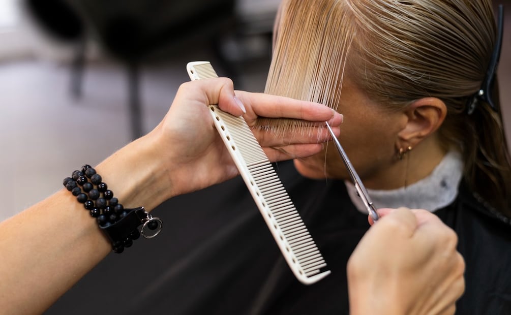 Para cortes rectos o con capas estructuradas es recomendable cortar el cabello mojado. Foto: Magnific
