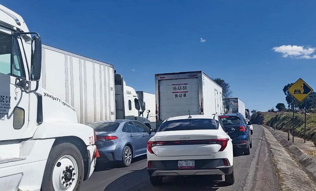 Decenas de autos y camiones estaban ayer varados en la autopista 45D, entre Salamanca y Celaya. Los campesinos no están conformes con el acuerdo del gobierno federal. Foto: Alejandra Boites