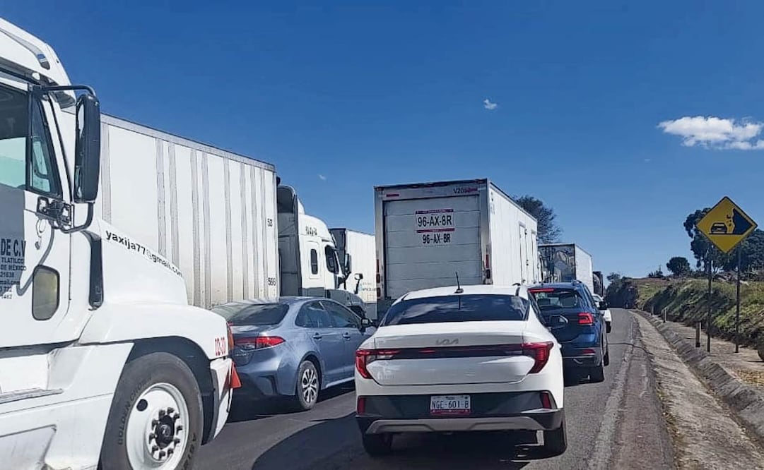 Decenas de autos y camiones estaban ayer varados en la autopista 45D, entre Salamanca y Celaya. Los campesinos no están conformes con el acuerdo del gobierno federal. Foto: Alejandra Boites