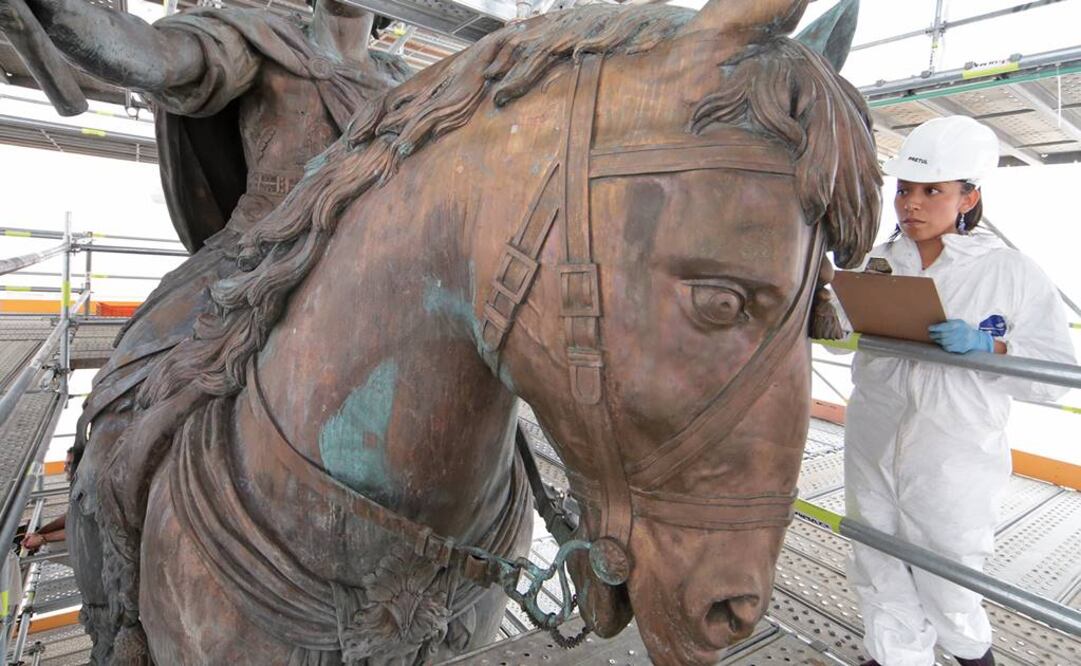 Un grupo de 20 a 25 personas, entre especialistas y trabajadores, laboran todos los días desde las 8 de la mañana a las 5 de la tarde en el diagnóstico de la escultura El Caballito, que hace tres años fue dañado con ácido nítrico.