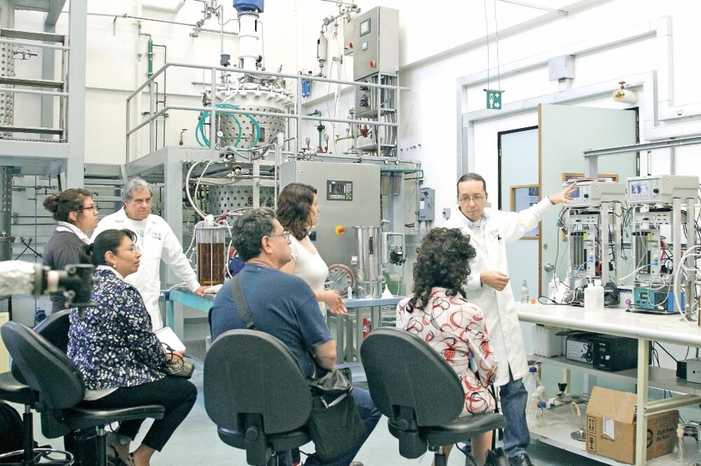Especialistas del Instituto de Investigaciones Biomédicas de la UNAM abrieron las puertas de los laboratorios a los comunicadores. Foto Ariel Ojeda/EL UNIVERSAL