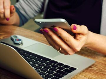 ¿Es posible saber quién revisa mi perfil de Facebook y WhatsApp?