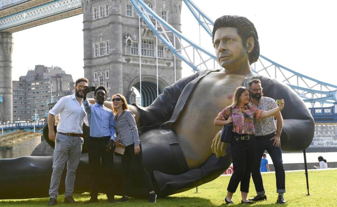 La efigie de 150 kilogramos recrea la clásica pose de Jeff Goldblum, recostado y con la camisa abierta. FOTO: AP