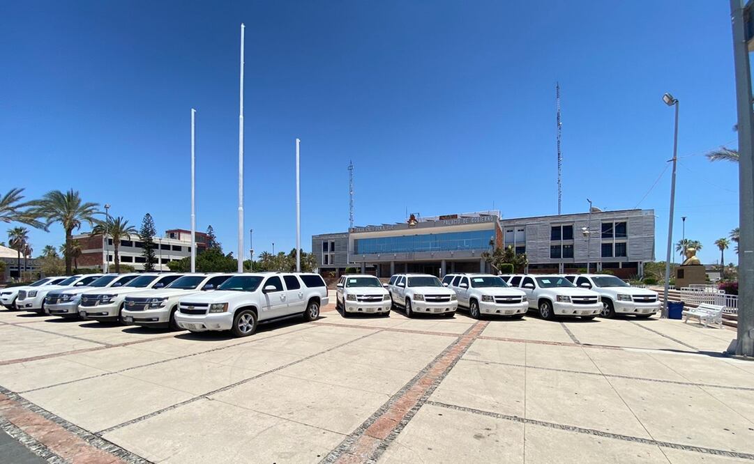 Las camionetas se encuentran exhibidas en la explanada del Palacio de Gobierno en La Paz. Foto: Cortesía