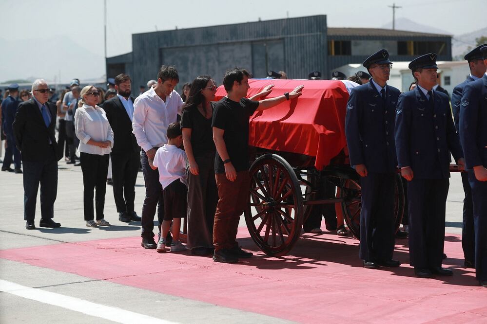 Los hijos del expresidente chileno Sebastián Piñera y uno de sus nietos acompañan el féretro con su cuerpo junto a la viuda de Piñera, Cecilia Morel (segunda a la izq), y el presidente de Chile, Gabriel Boric (tercero a la izquierda), en el aeropuerto de Pudahuel, en Santiago. FOTO: RAÚL BRAVO. AFP