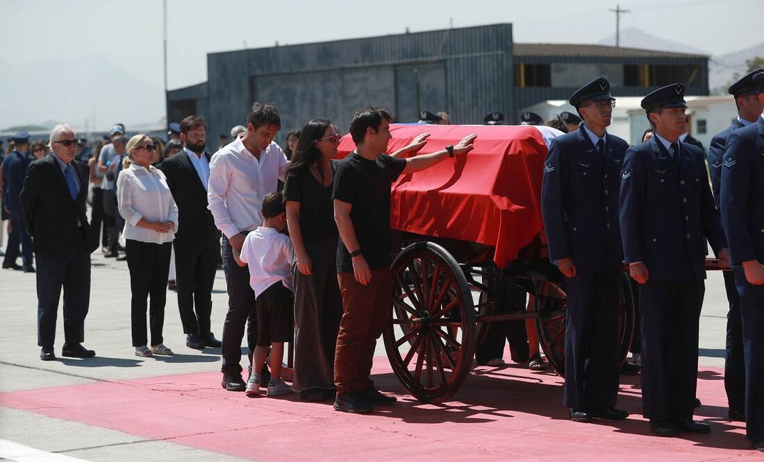 Los hijos del expresidente chileno Sebastián Piñera y uno de sus nietos acompañan el féretro con su cuerpo junto a la viuda de Piñera, Cecilia Morel (segunda a la izq), y el presidente de Chile, Gabriel Boric (tercero a la izquierda), en el aeropuerto de Pudahuel, en Santiago. FOTO: RAÚL BRAVO. AFP