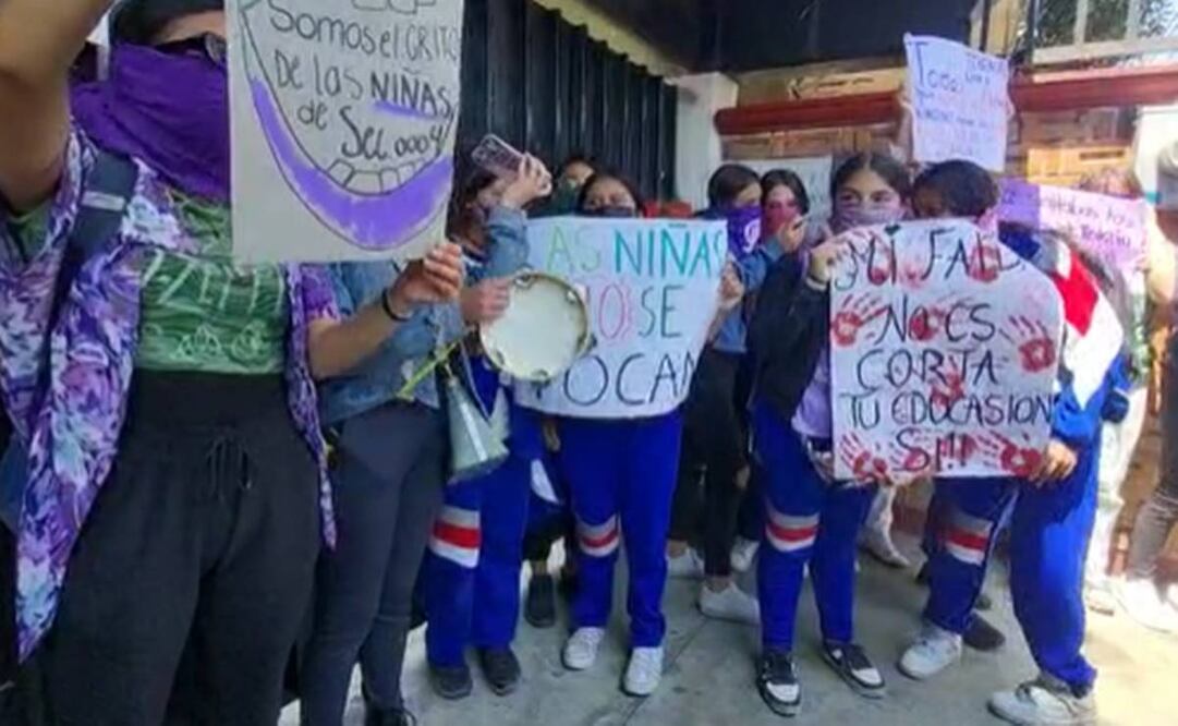 Manifestación de alumnas de la secundaria 4 en Toluca. Foto: Captura