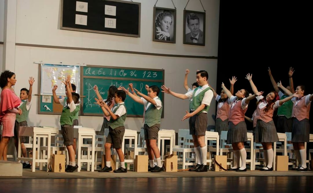 El coro infantil, bajo la dirección de Alejandro León, es natural y festivo en escena, que cuenta con la creativa escenografía de Edgar Mora, y tiene química con los cantantes adultos. Foto: Luis Cortés/EL UNIVERSAL.