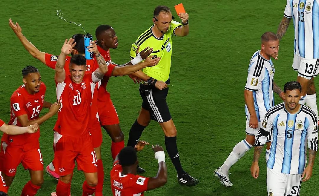 Pinheiro expulsó a Embolo en el partido contra Argentina / Foto: Especiales
